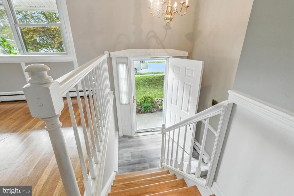 203 Meadowood Dr