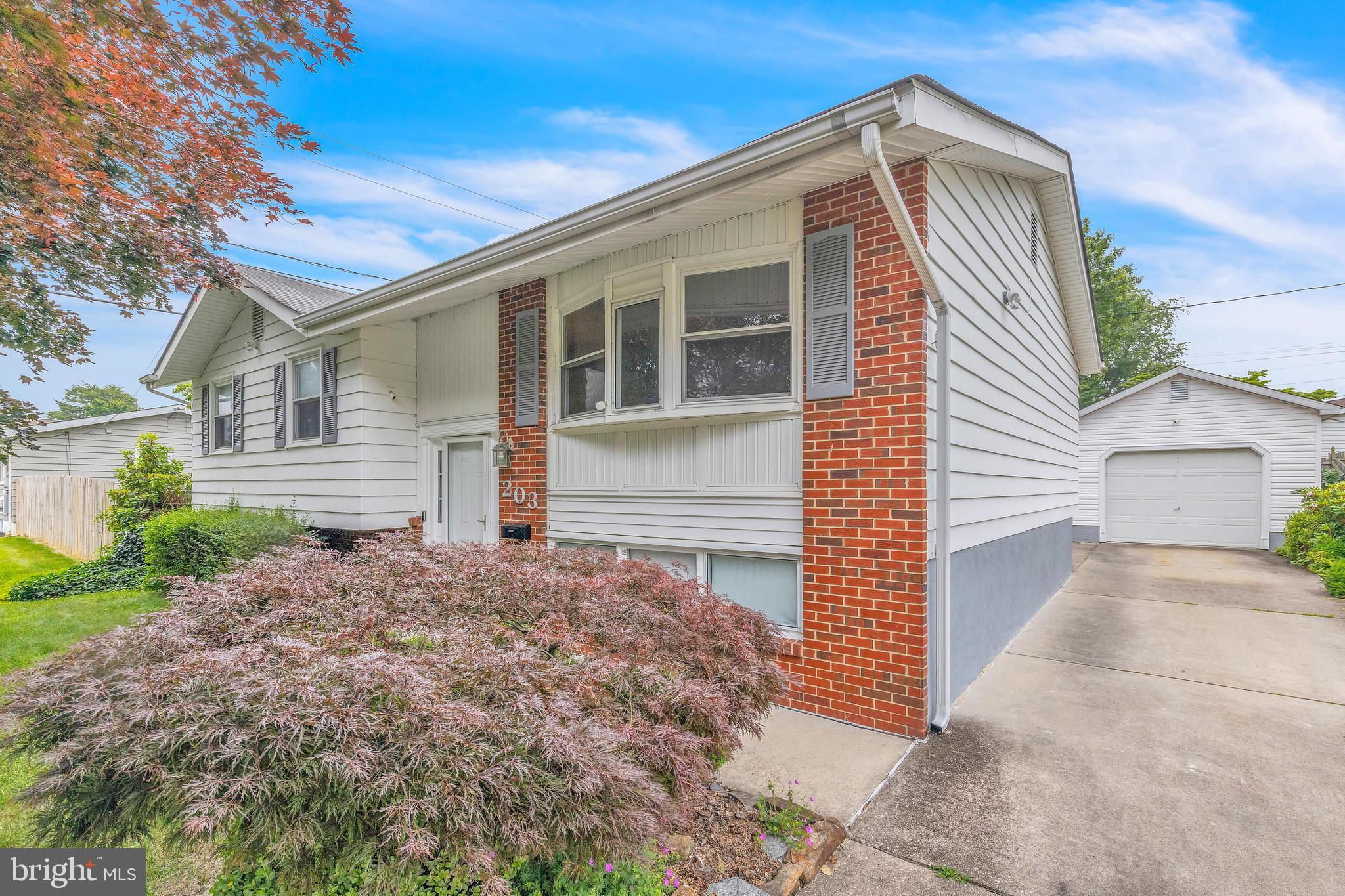 203 Meadowood Dr