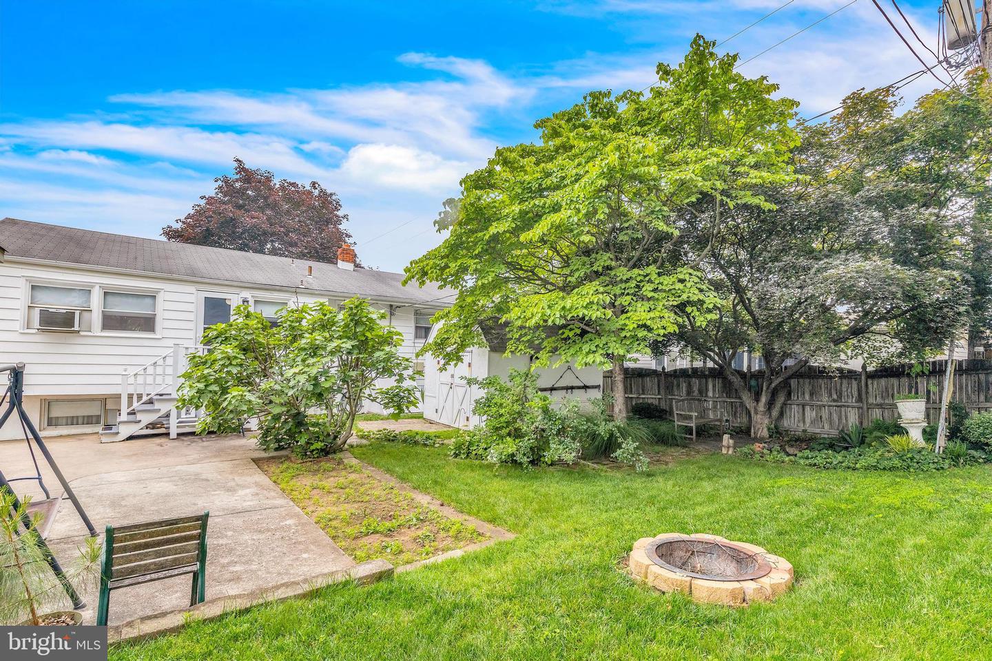 203 Meadowood Dr