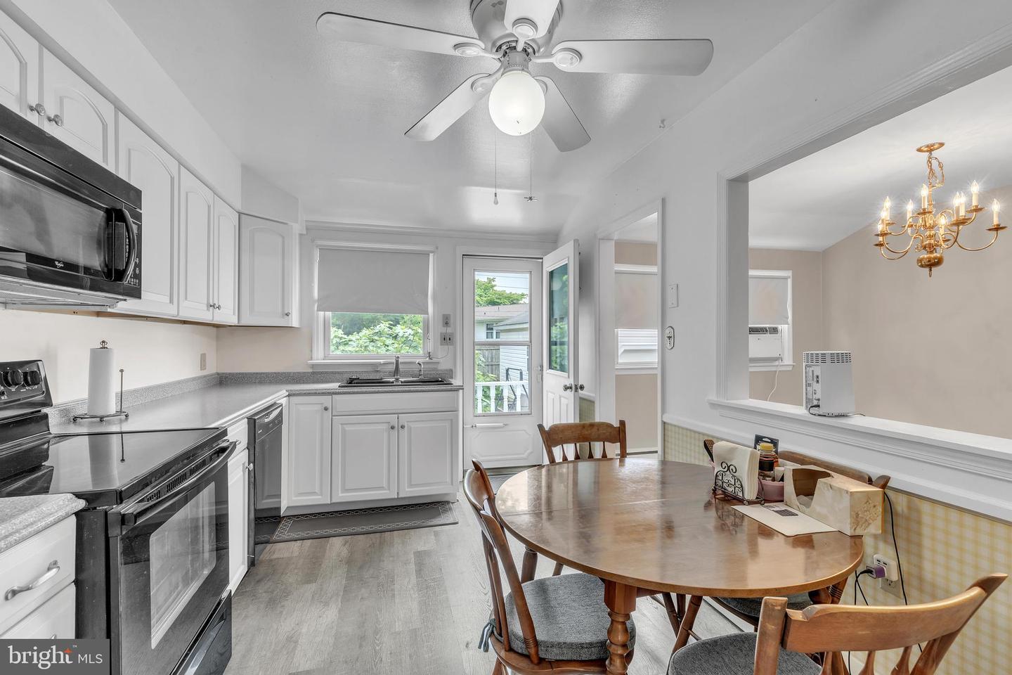 203 Meadowood Dr