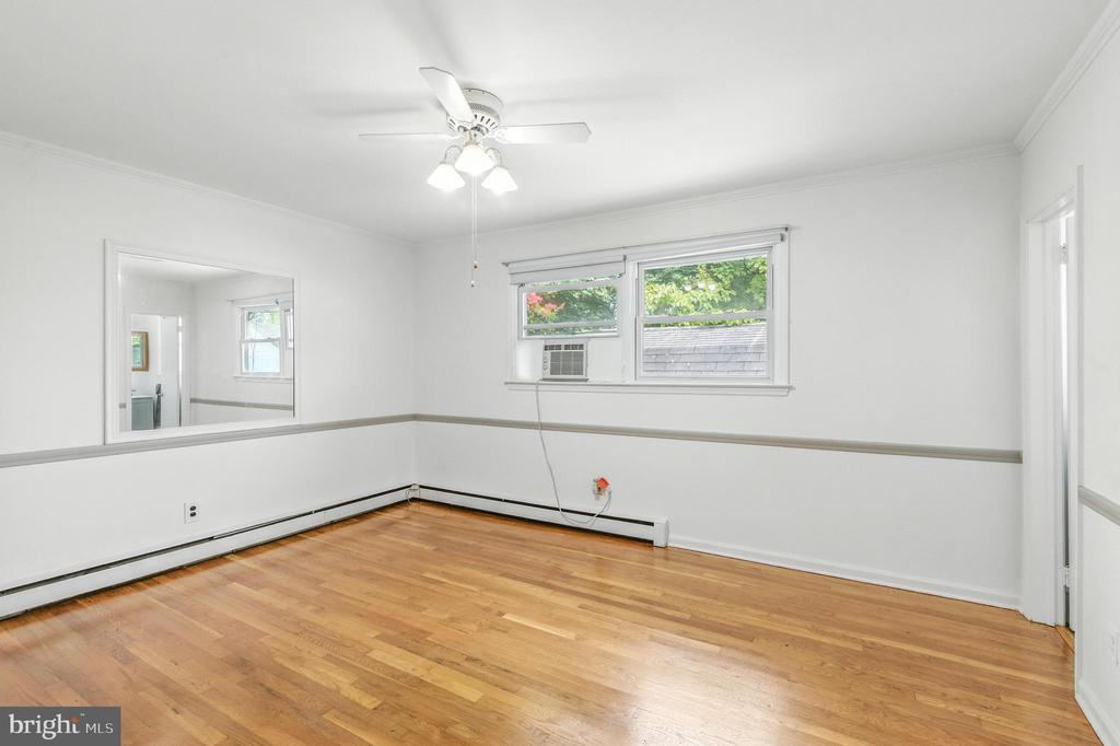 203 Meadowood Dr