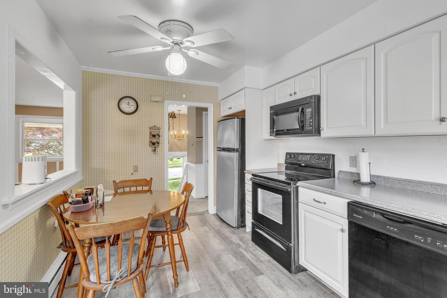 203 Meadowood Dr