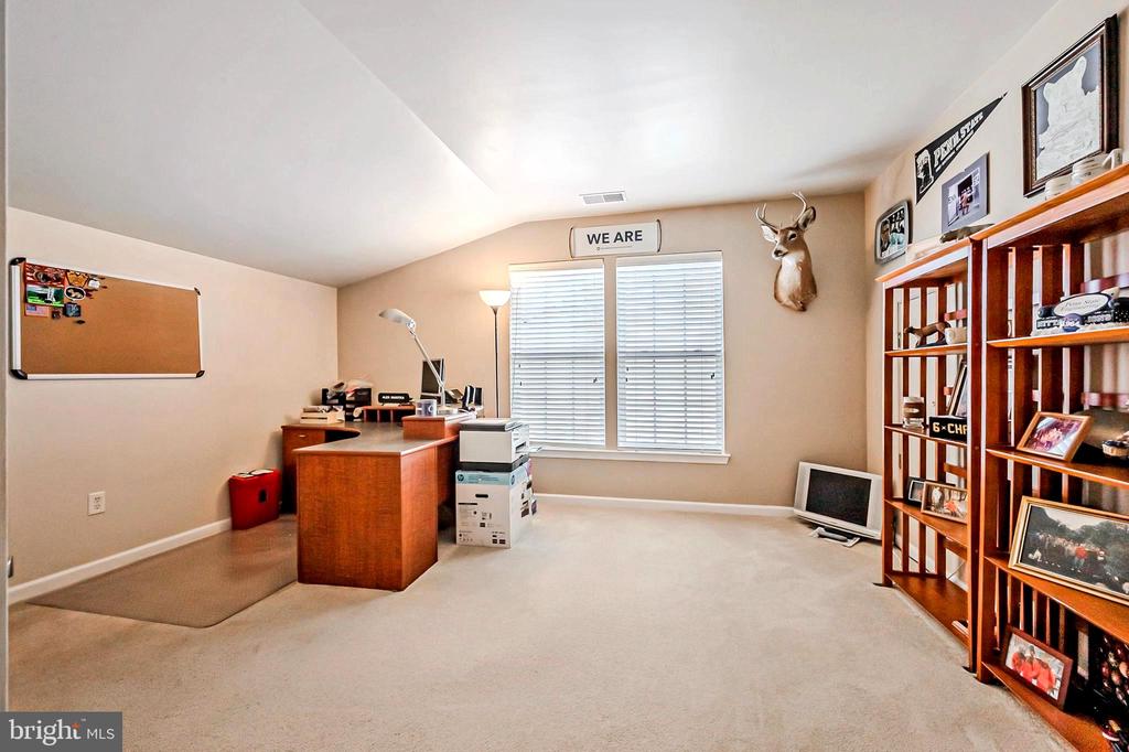218 Glenshee Dr