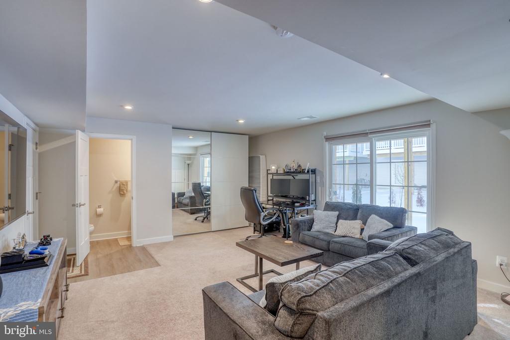 2121 RIVERS DRIVE