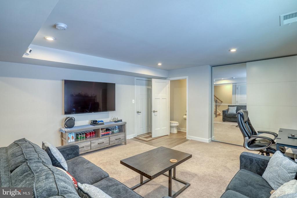 2121 RIVERS DRIVE
