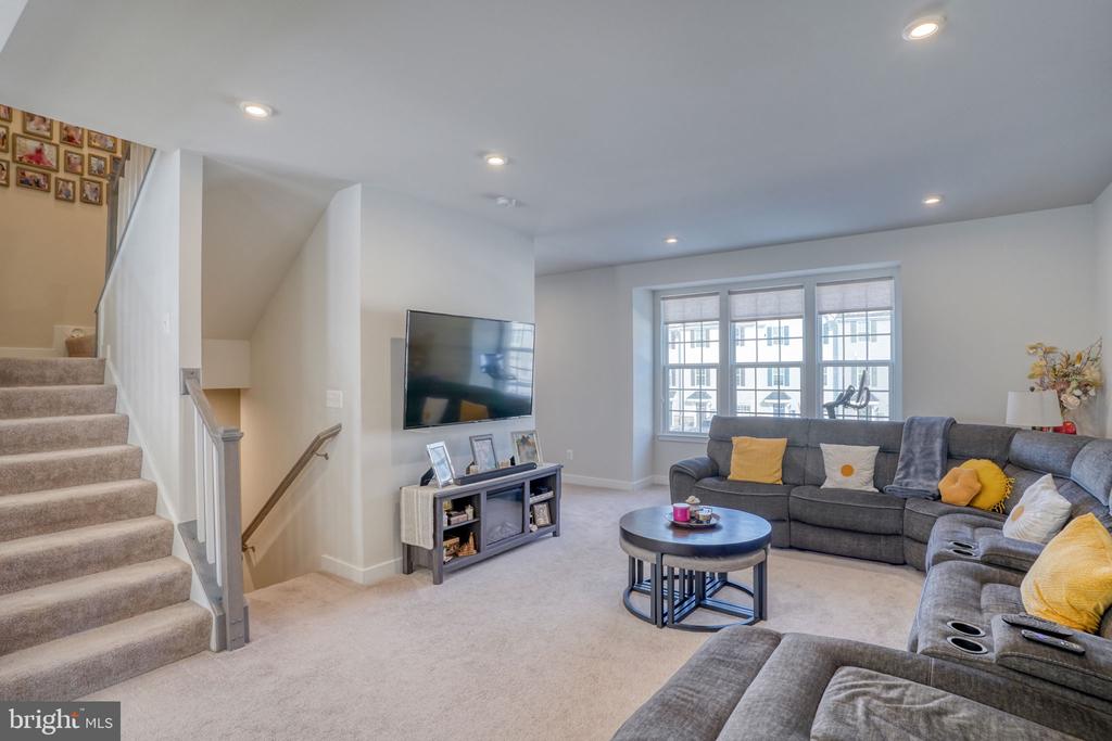 2121 RIVERS DRIVE
