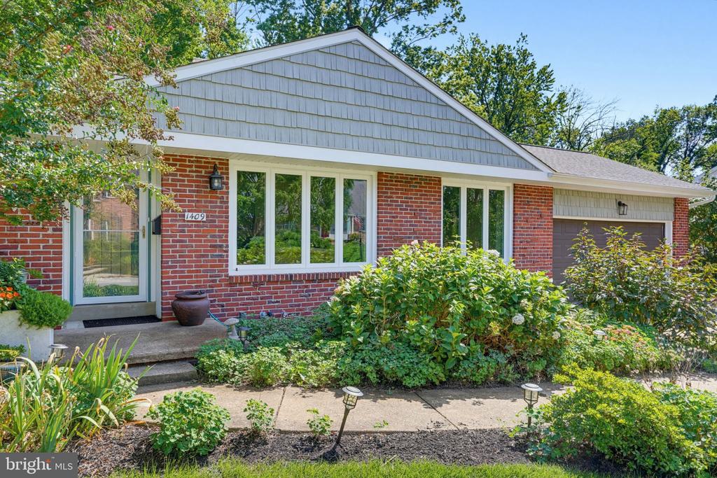 1409 IVY DRIVE
