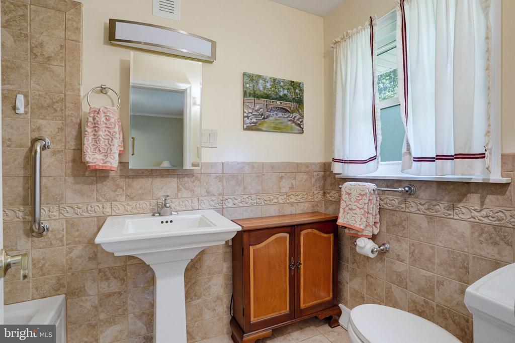 1409 IVY DRIVE
