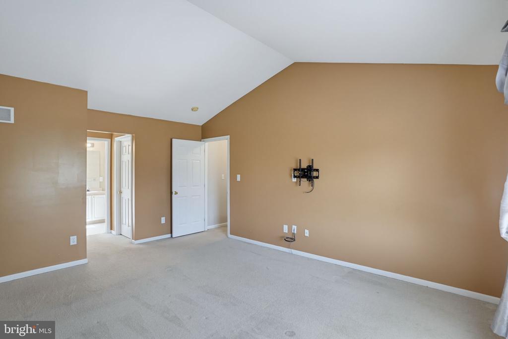 103 GREEN MEADOW CIRCLE