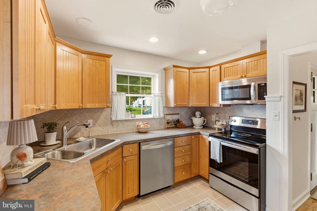 2409 TAPLEY LANE