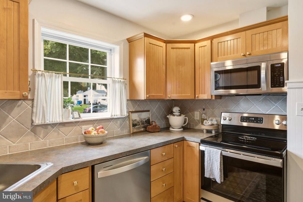 2409 TAPLEY LANE