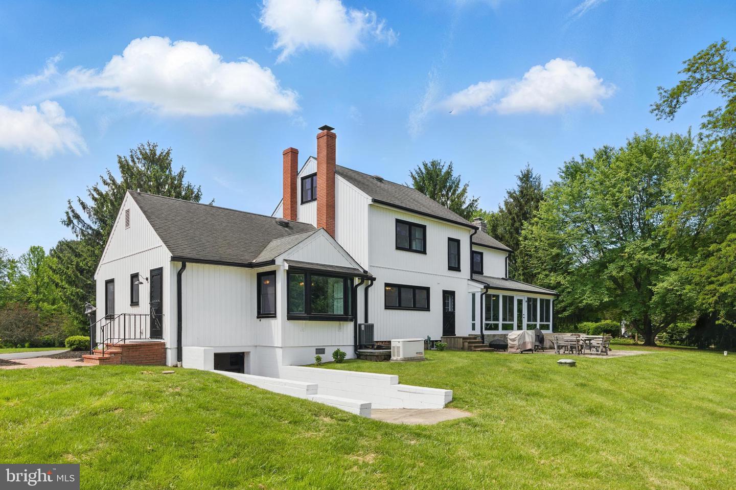 65 Hillcrest Ln