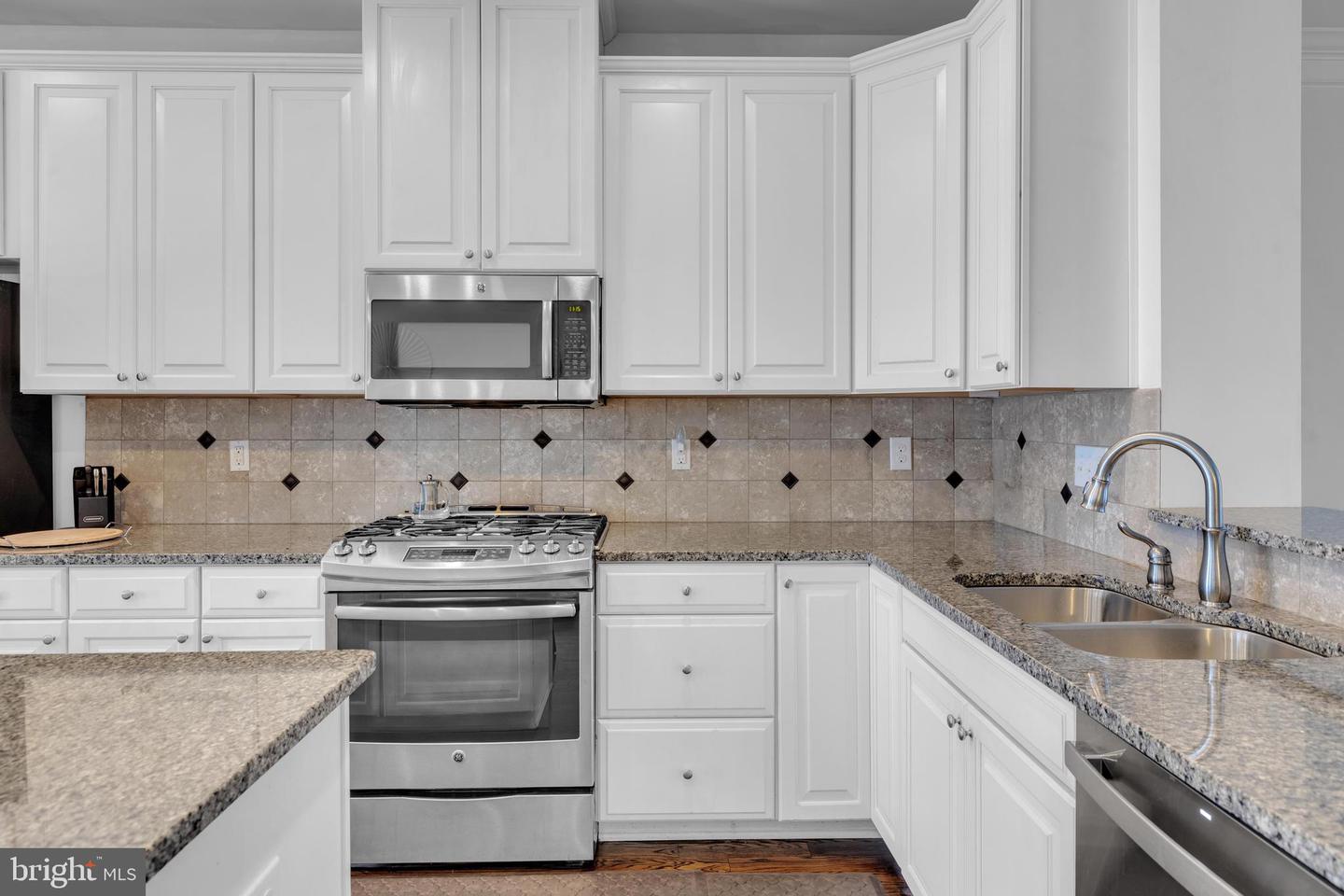 87 Village Green Ln