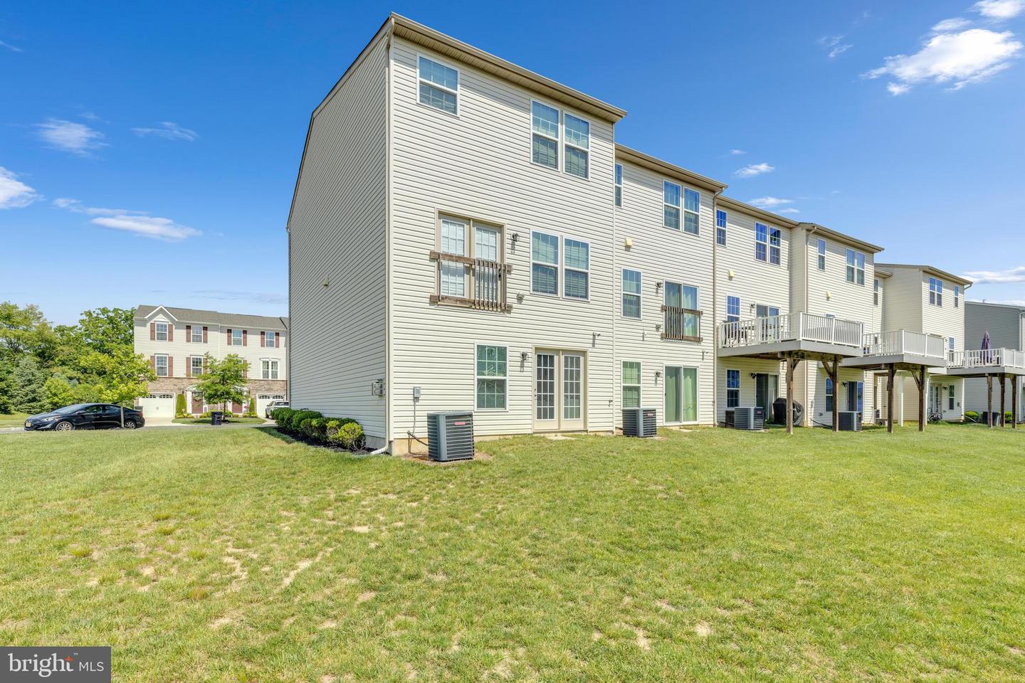 87 Village Green Ln