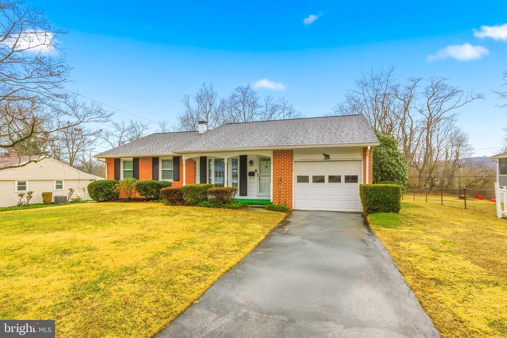 212 N LAKE DRIVE