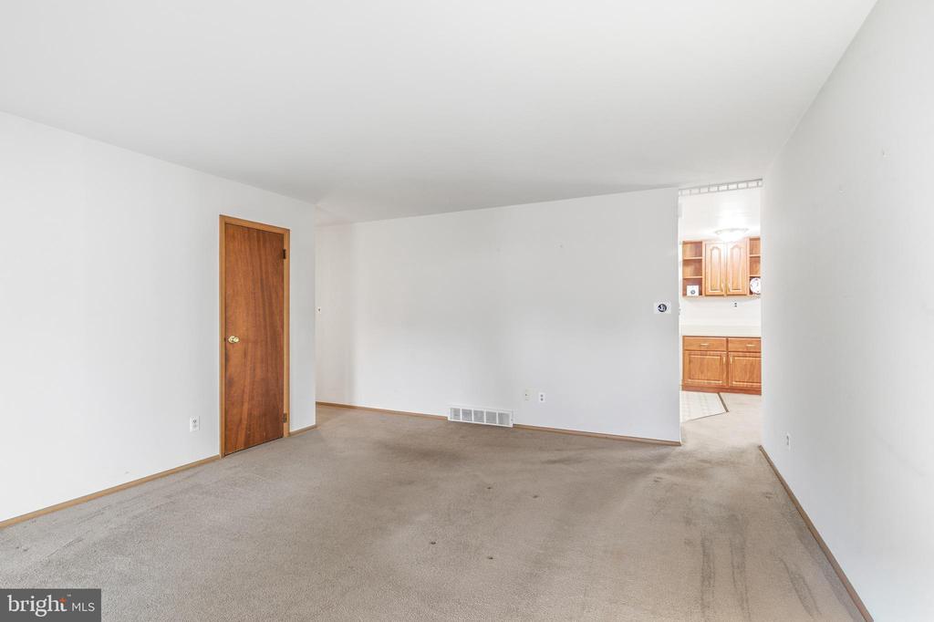212 N LAKE DRIVE