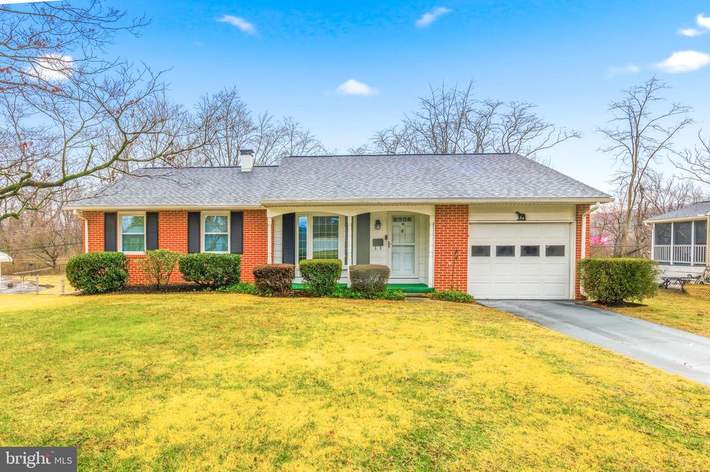 212 N LAKE DRIVE