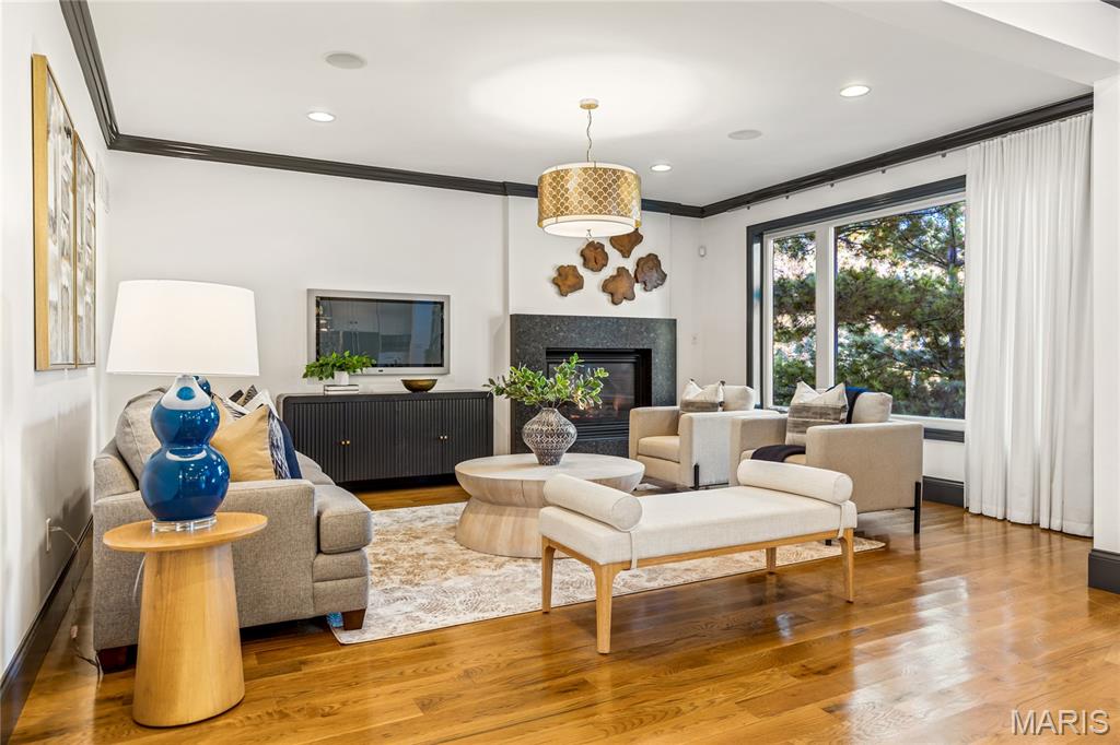 7233 Forsyth Boulevard