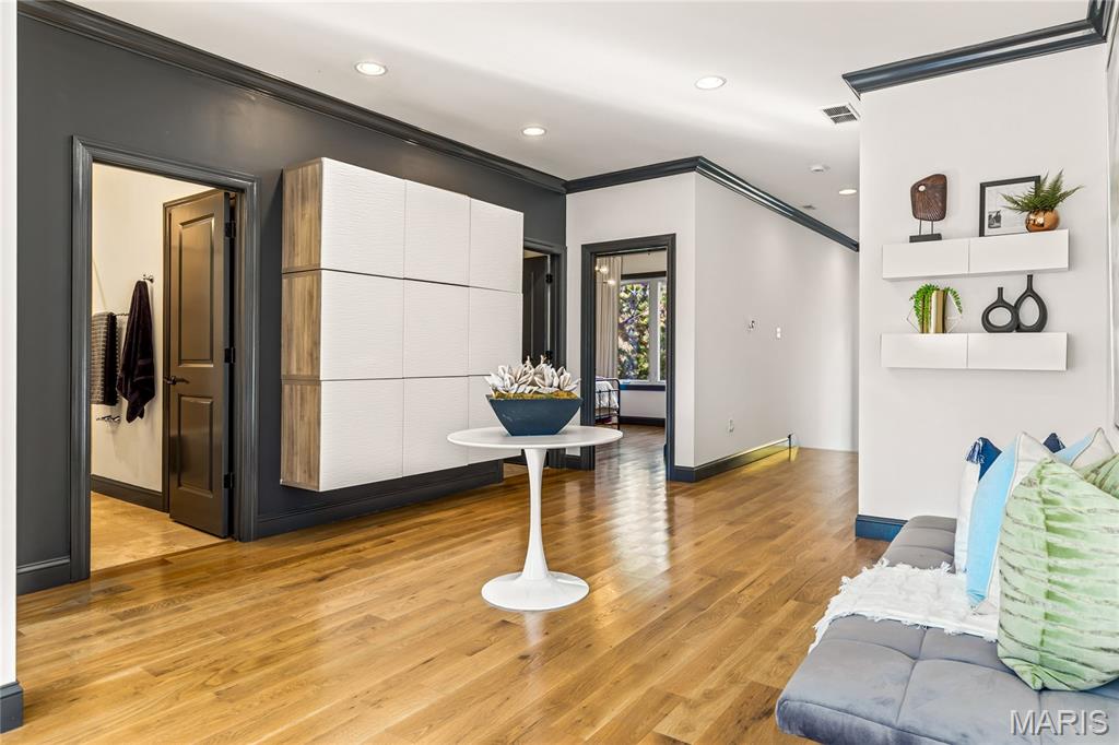 7233 Forsyth Boulevard