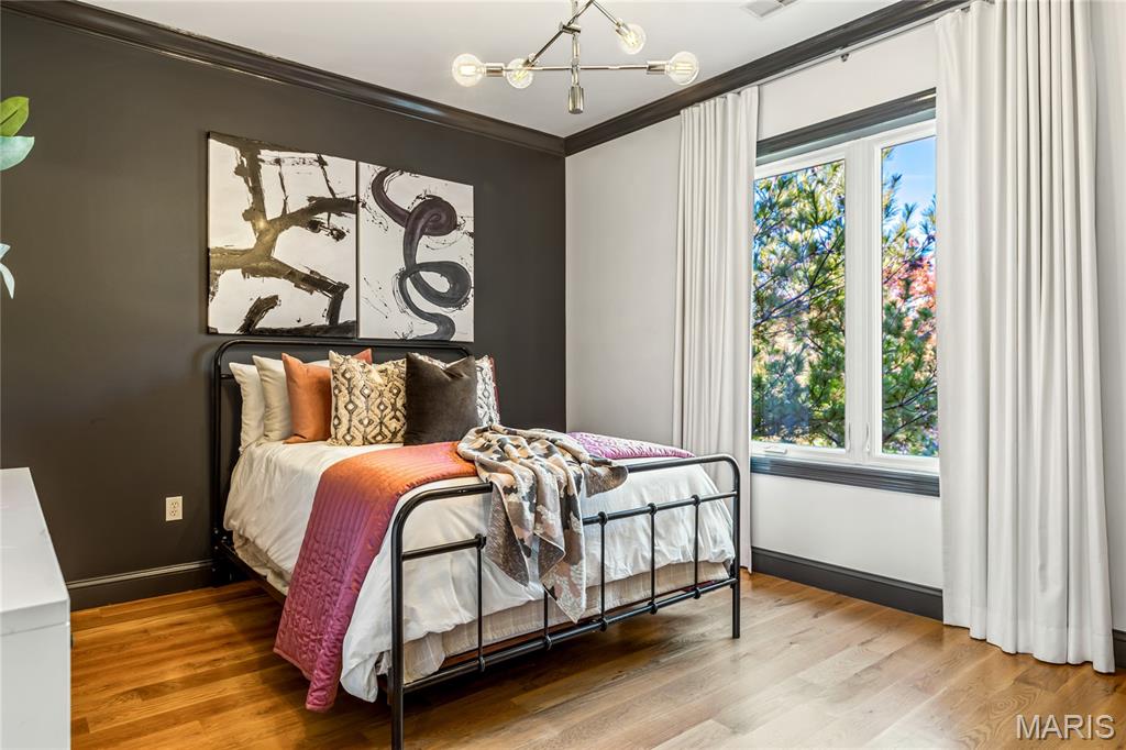 7233 Forsyth Boulevard