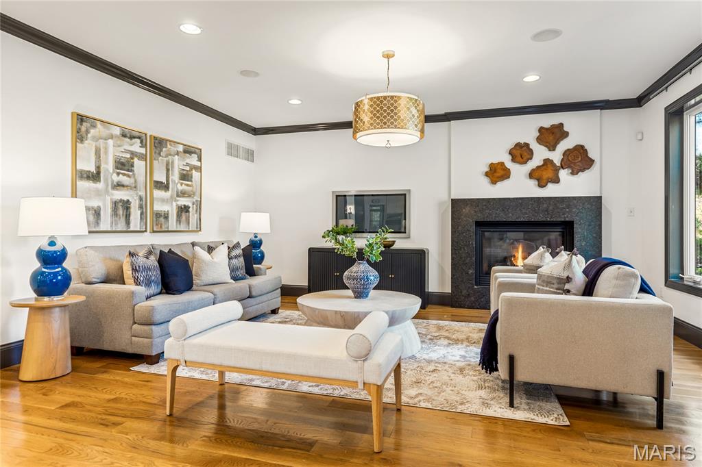 7233 Forsyth Boulevard