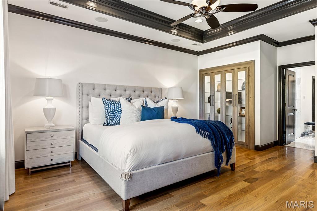 7233 Forsyth Boulevard