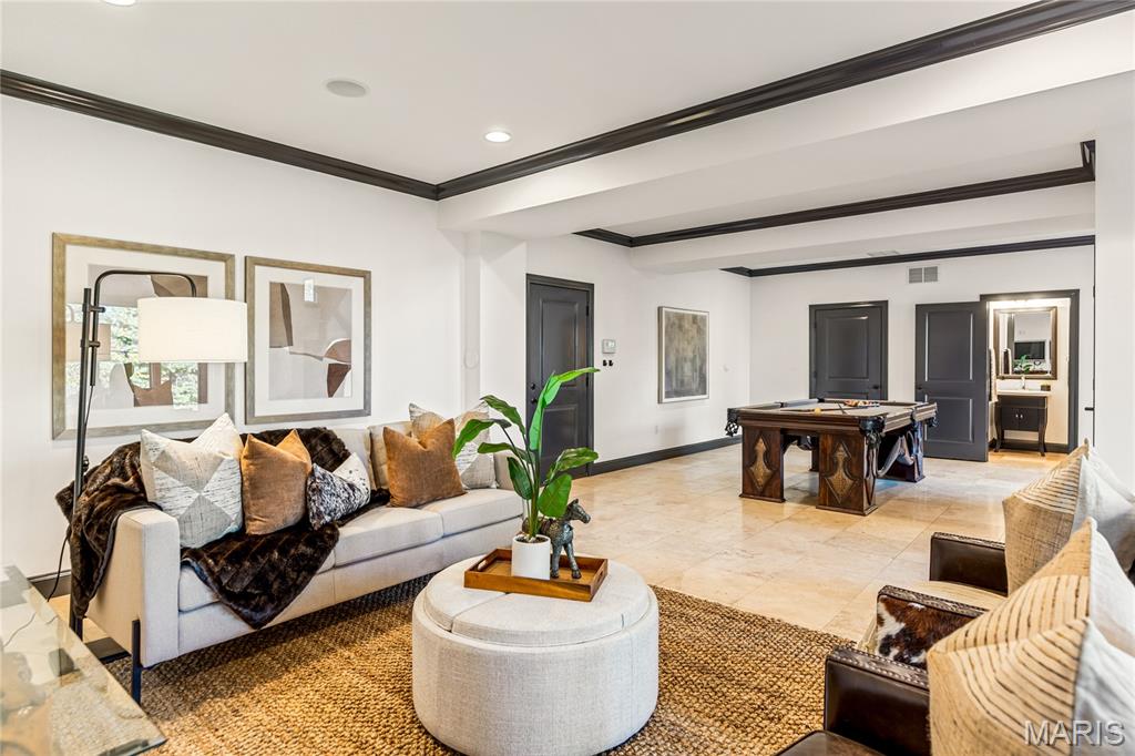 7233 Forsyth Boulevard