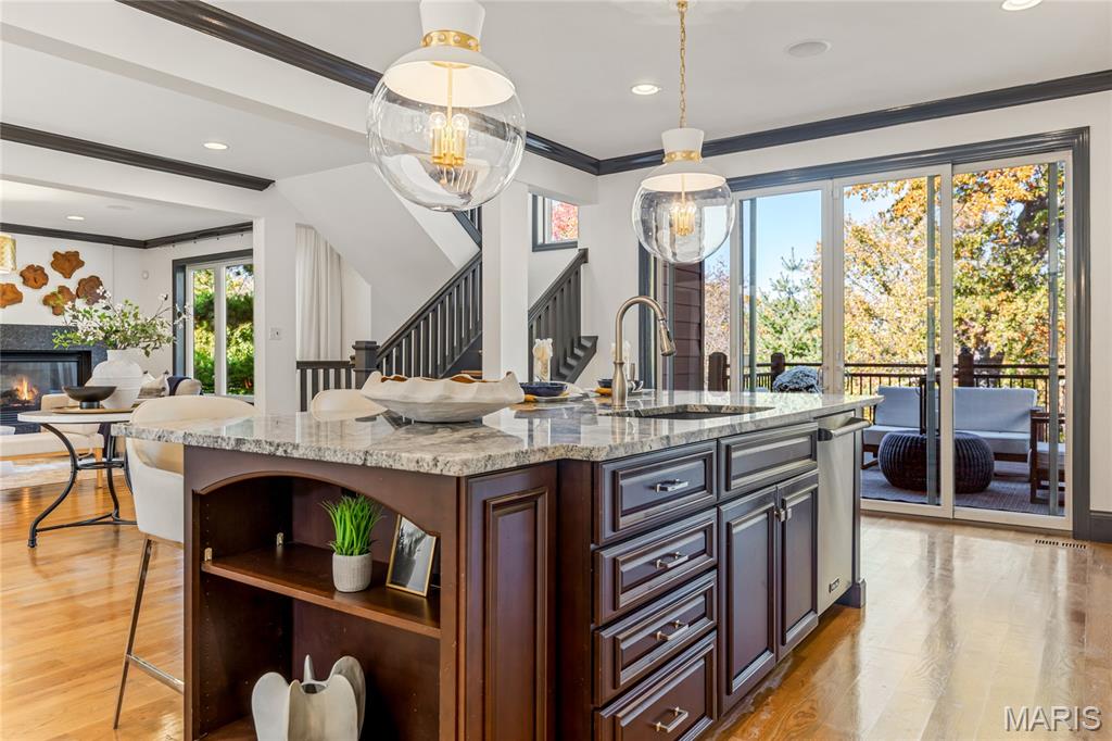 7233 Forsyth Boulevard