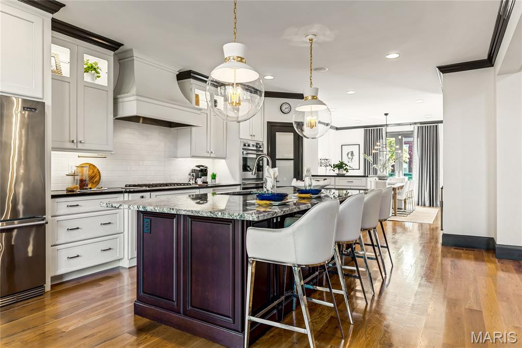 7233 Forsyth Boulevard