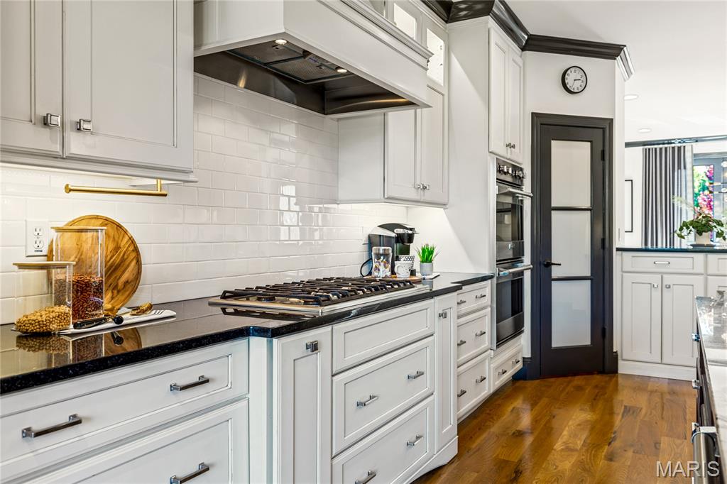 7233 Forsyth Boulevard