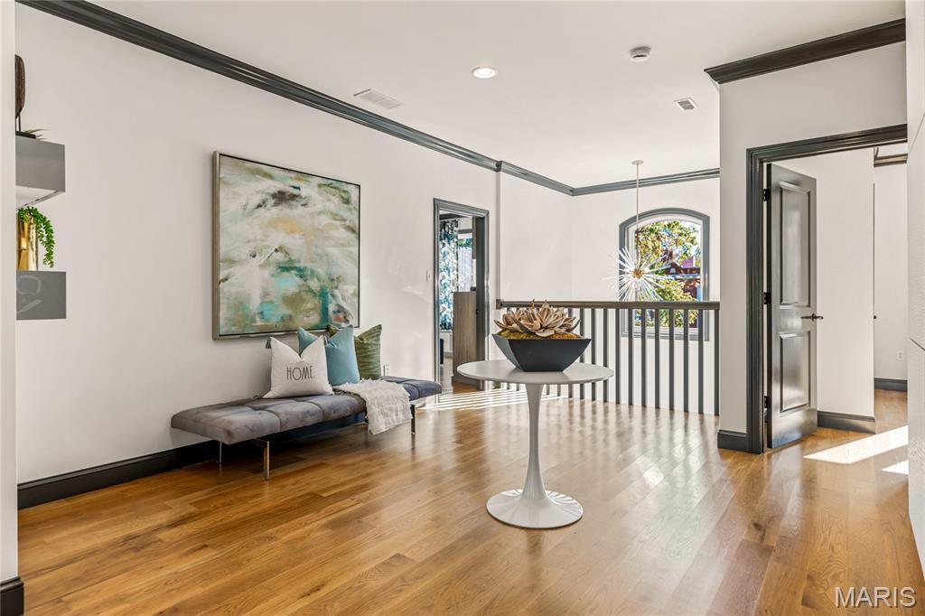 7233 Forsyth Boulevard