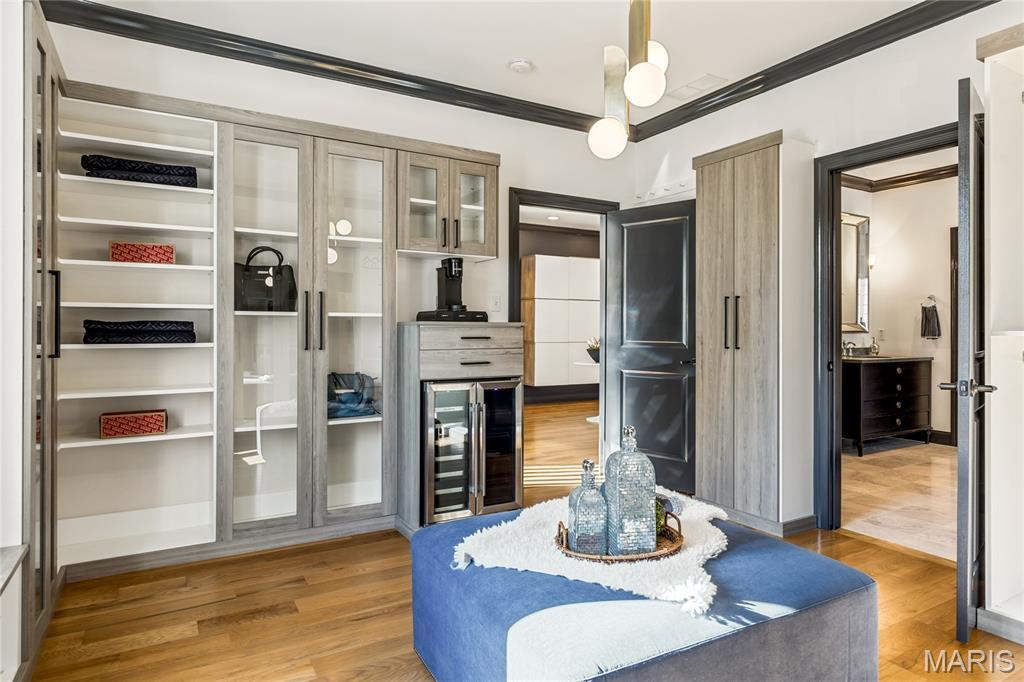 7233 Forsyth Boulevard