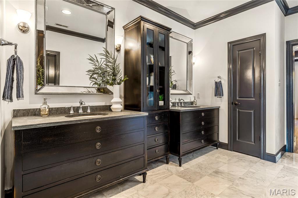 7233 Forsyth Boulevard