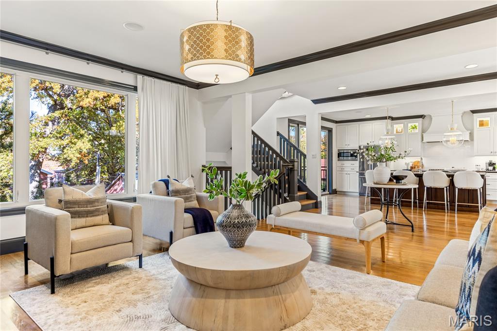 7233 Forsyth Boulevard