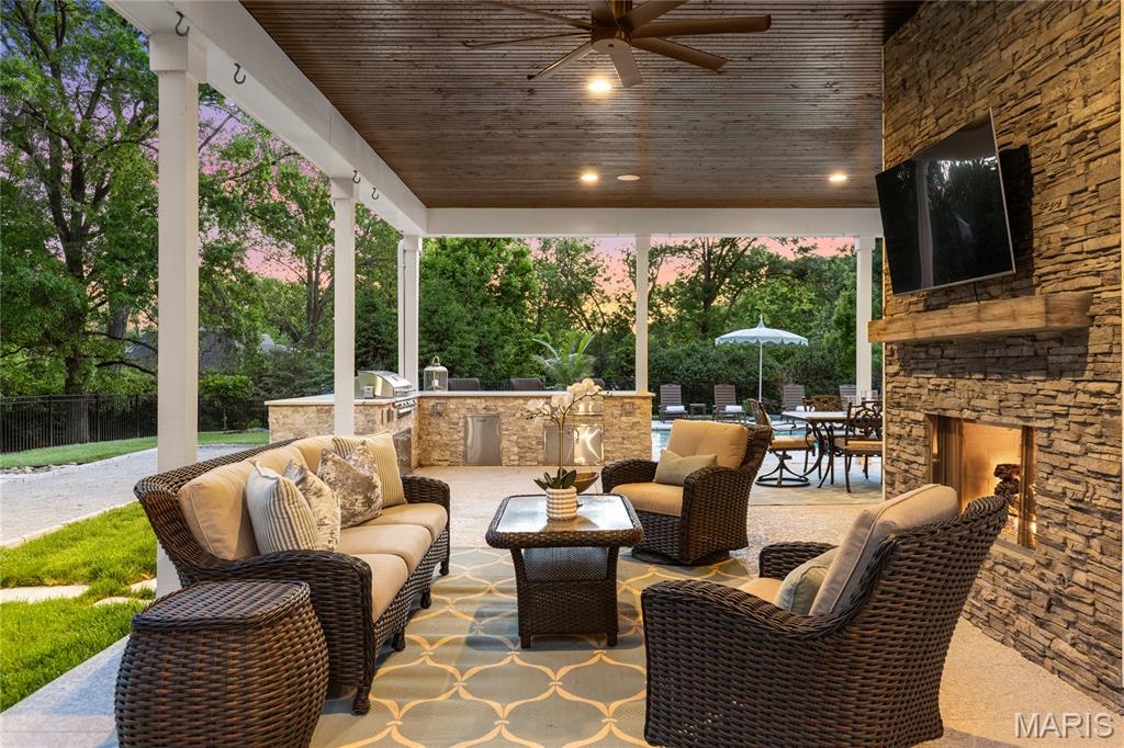 4 Colonial Hills Drive