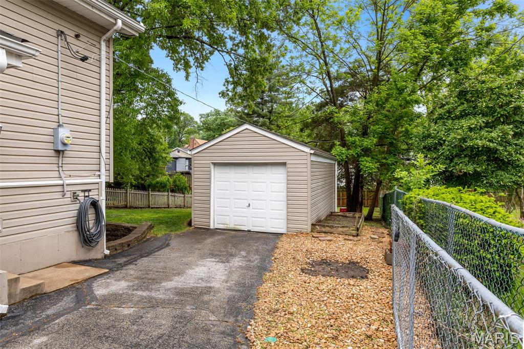 886 Warwick Lane