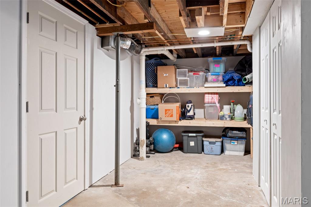 886 Warwick Lane