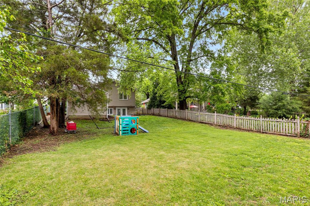 886 Warwick Lane