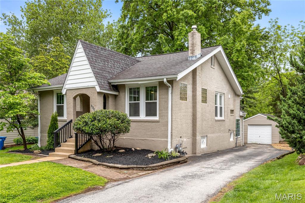 886 Warwick Lane