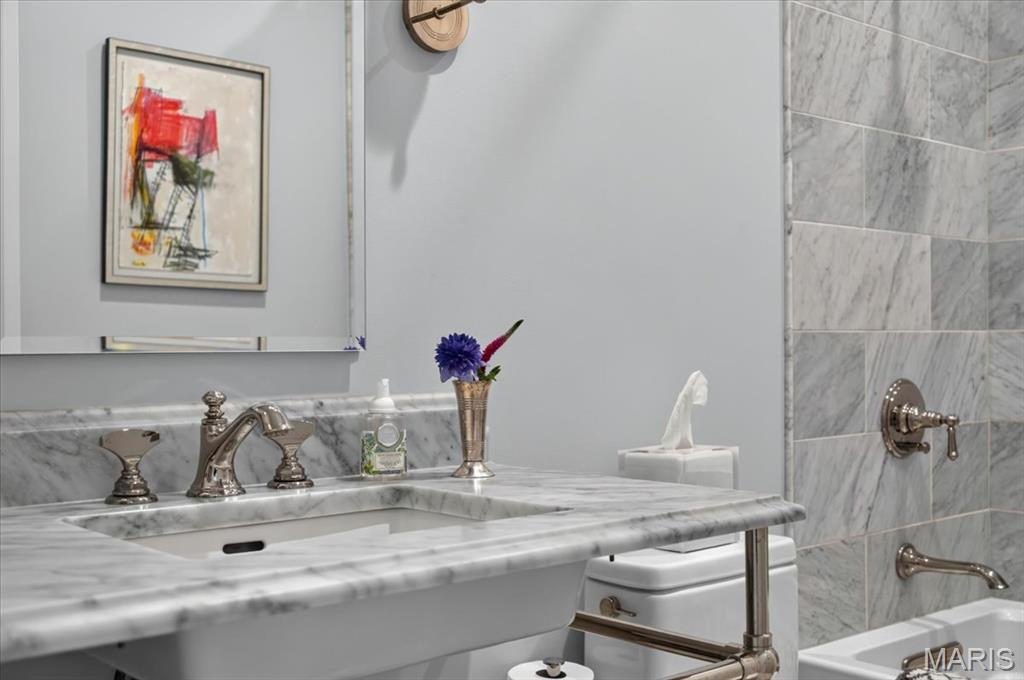816 S Hanley Road Unit: 15B