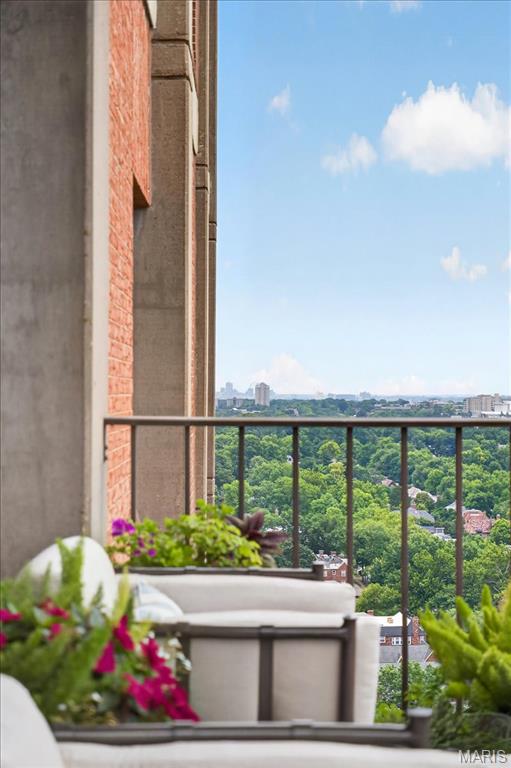 816 S Hanley Road Unit: 15B