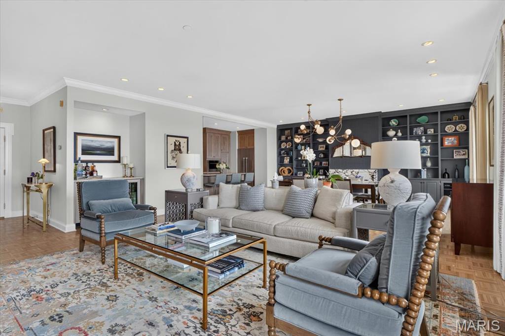 816 S Hanley Road Unit: 15B