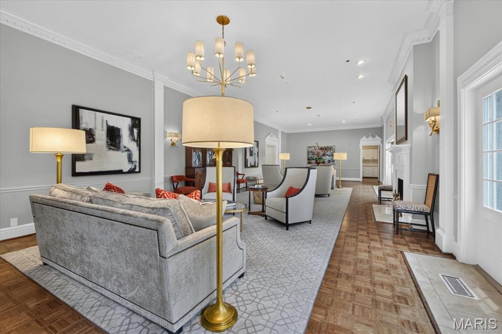 816 S Hanley Road Unit: 15B