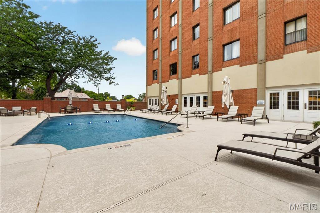 816 S Hanley Road Unit: 15B