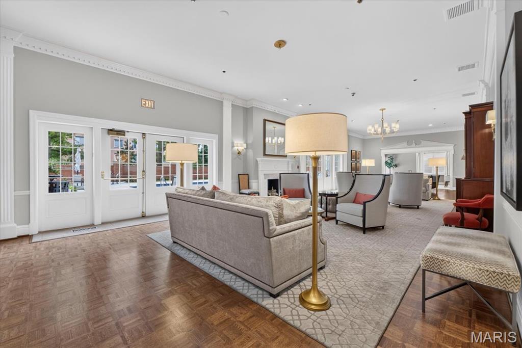 816 S Hanley Road Unit: 15B