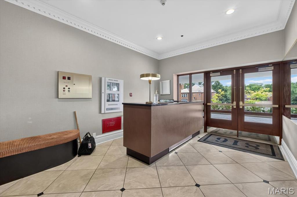 816 S Hanley Road Unit: 15B
