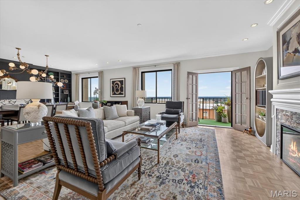 816 S Hanley Road Unit: 15B