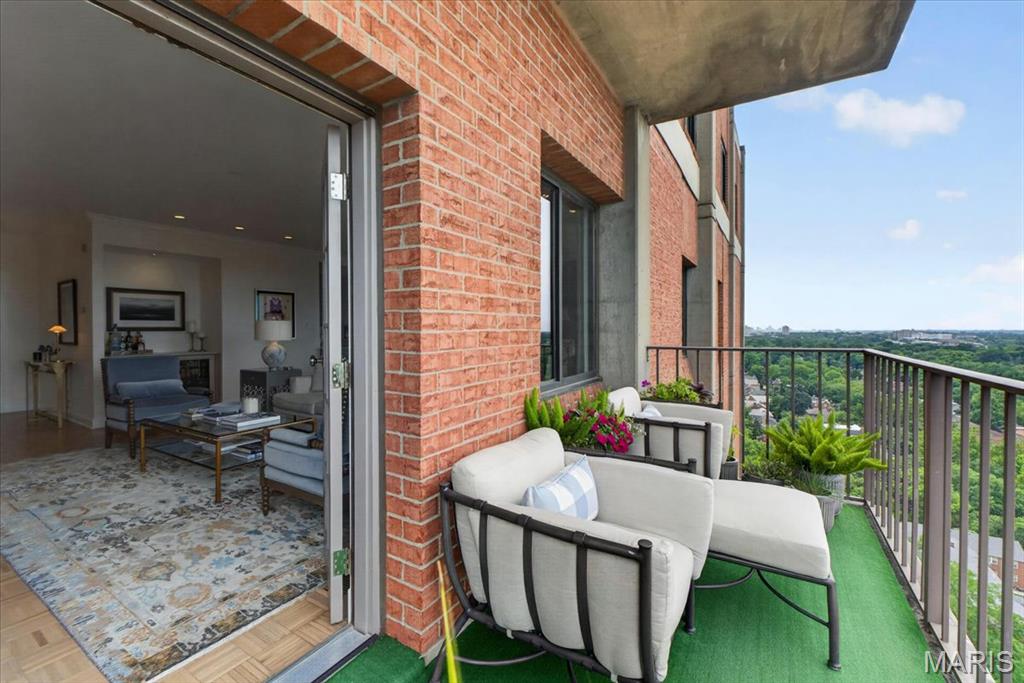 816 S Hanley Road Unit: 15B