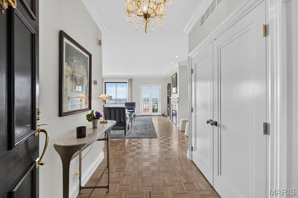 816 S Hanley Road Unit: 15B