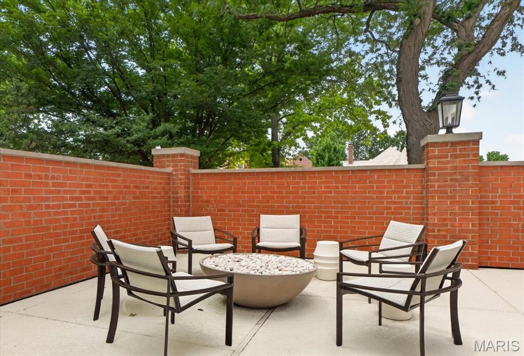 816 S Hanley Road Unit: 15B